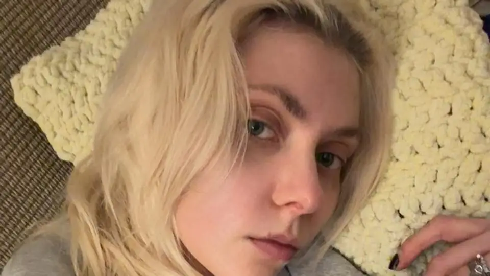 Cantante es mordida por araña venenosa antes de subir al escenario, en México (+video)