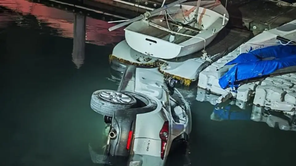 ¡Le salió lo sireno! Se va al mar de Veracruz con todo y camioneta (+fotos/videos)