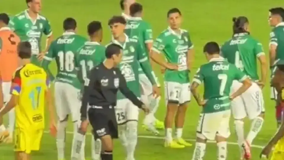 ¿Aquí no habrá castigo? Pleito entre árbitro mundialista y jugador del León (+video)