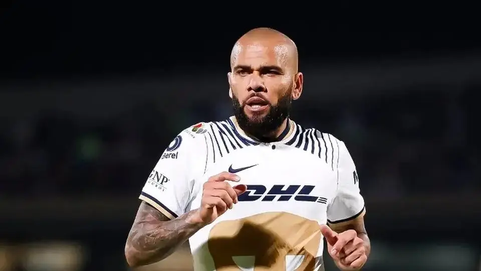 Emotivo! Exfutbolista Dani Alves da discurso religioso ante más 40 mil personas