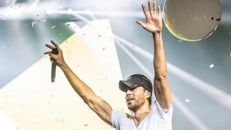 VIRAL: Enrique Iglesias besa a mujer policía y así reaccionó (+video)