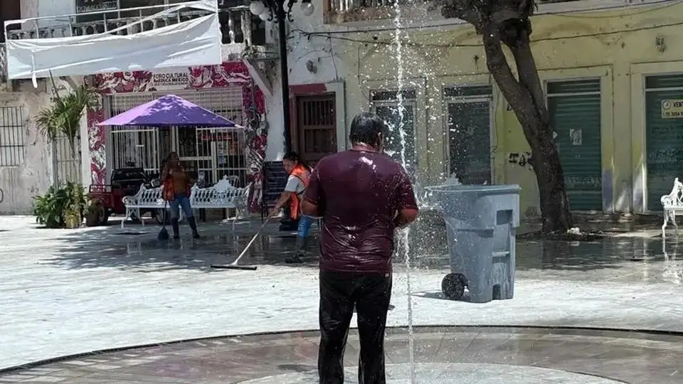 Ardía en calor y se da un baño en la fuente del centro histórico de Veracruz (+fotos)