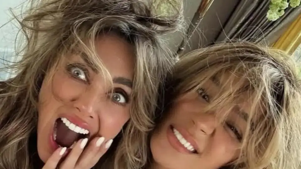 ¡Tracaaaa! Karol G envía detalle de cumpleaños a Anahí
