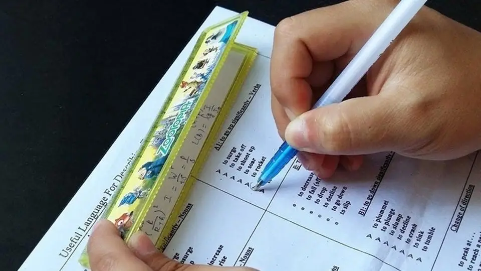 Diputada defiende hacer acordeones para los exámenes ¡Ello los usó para estudiar!