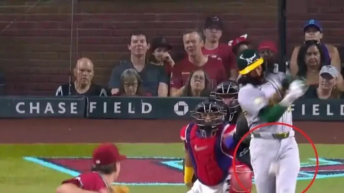 ¡SPTM! Beisbolista recibe tremendo pelotazo en los 'vohues' (+video)
